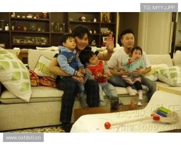 李小鹏晒家居照，那沙发比我年终奖还豪，隔着屏幕就被打懵